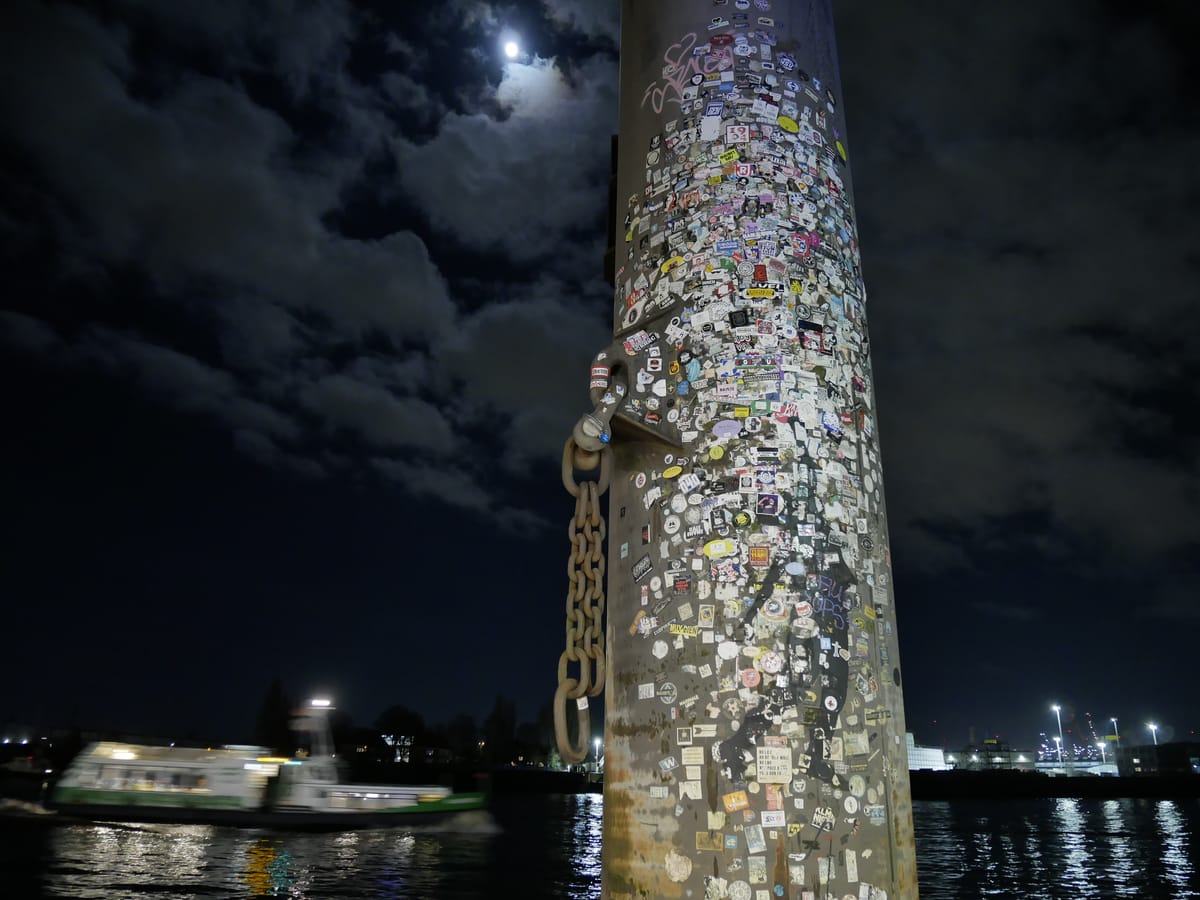 Peinlicher Abendspaziergang für Peggy Parnass