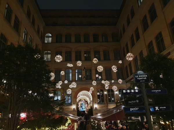 Bio-Bratwurst und Winzerglühwein im ehemaligen Gestapo-Hof